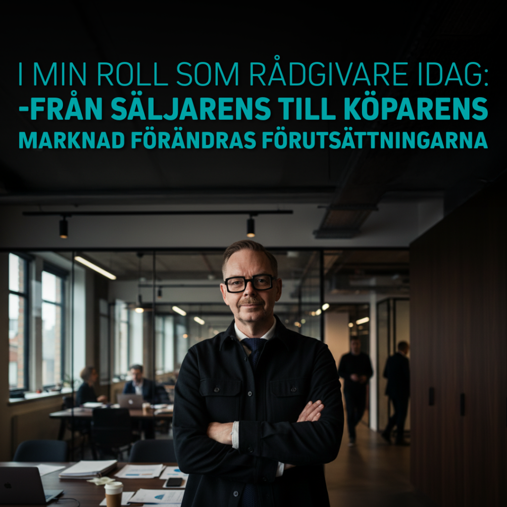 Man i kostym i en kontorsmiljö med text om rådgivning. Man i kostym står med armarna i kors i en modern kontorsmiljö med text om rådgivarrollen.