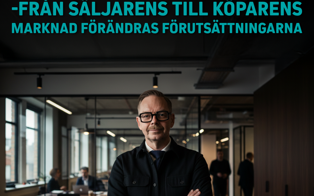 Man i kostym står med armarna i kors i en modern kontorsmiljö med text om rådgivarrollen.