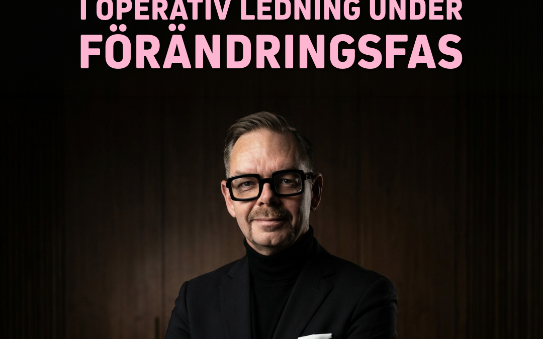 Man i svart klädsel med glasögon står framför en mörk bakgrund med text om interimuppdrag i operativ ledning.