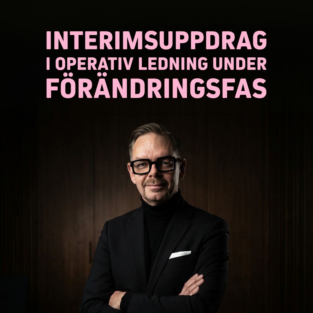 Man i svart klädsel med glasögon står framför en mörk bakgrund med text om interimuppdrag i operativ ledning.