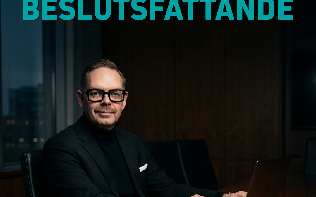 Man i svart tröja sitter vid ett bord med en laptop, med texten 'STRUKTURERAT STYRELSEARBETE OCH BESLUTSFATTANDE' i bakgrunden.