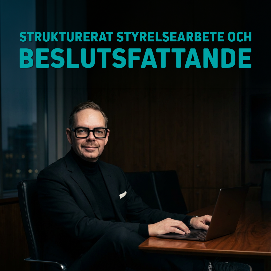 Man i svart tröja sitter vid ett bord med en laptop, med texten 'STRUKTURERAT STYRELSEARBETE OCH BESLUTSFATTANDE' i bakgrunden.