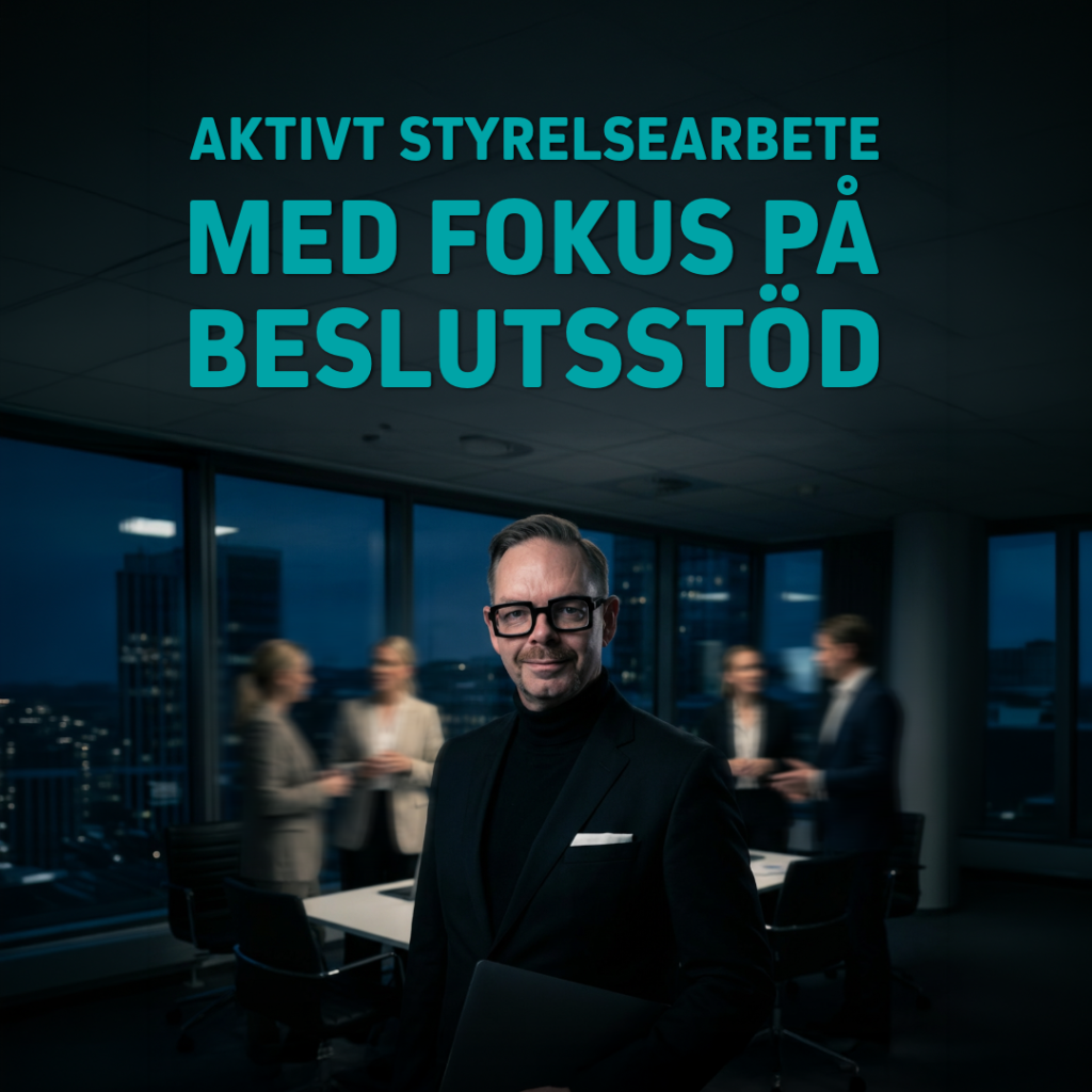 Man i kostym står med en laptop i handen i ett kontorslandskap med suddiga personer i bakgrunden.