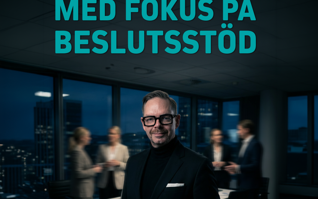 Man i kostym står med en laptop i handen i ett kontorslandskap med suddiga personer i bakgrunden.