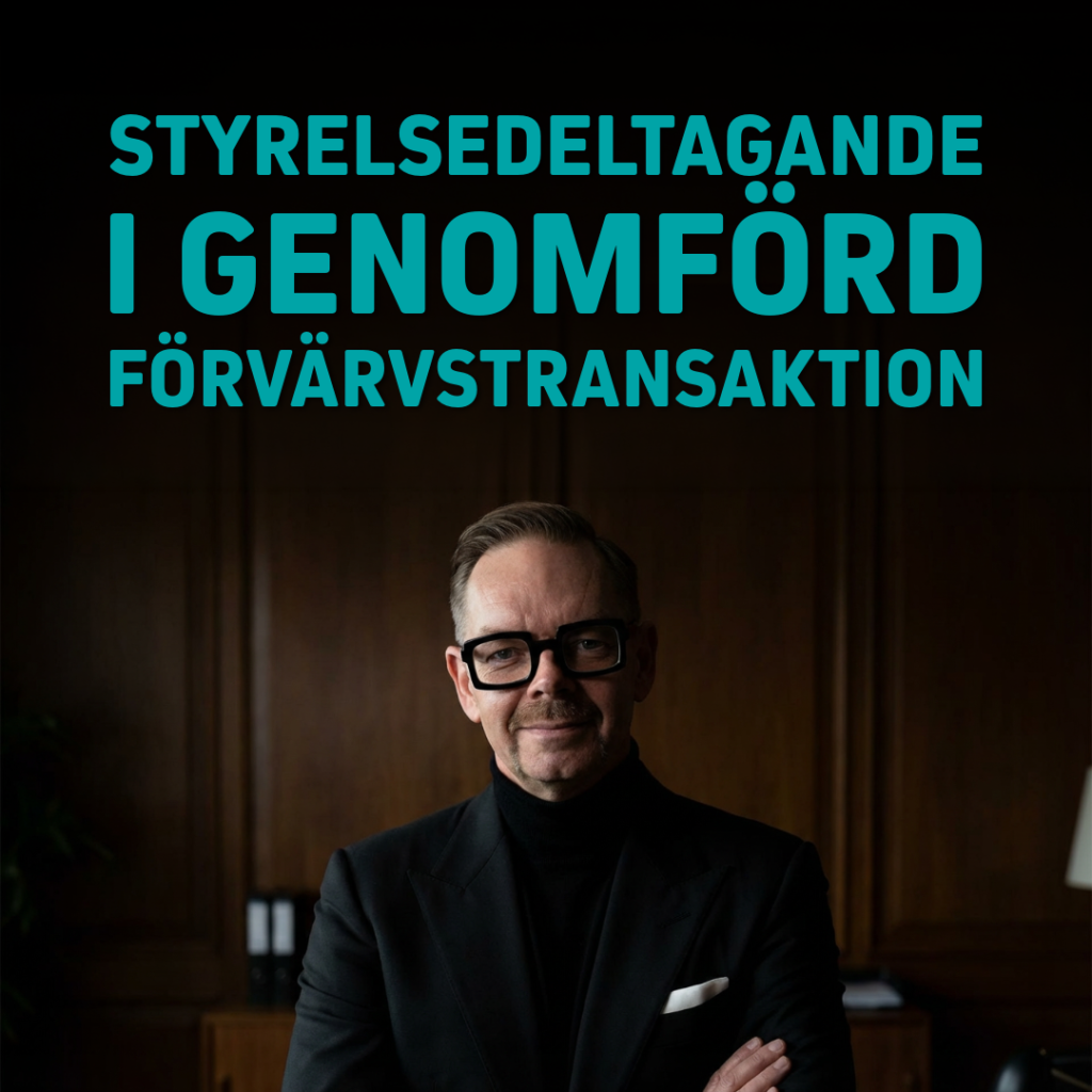 Joakim Dahl poserar med armarna i kors, klädd i svart kostym och glasögon, framför en mörk bakgrund med text om styrelsedeltagande.