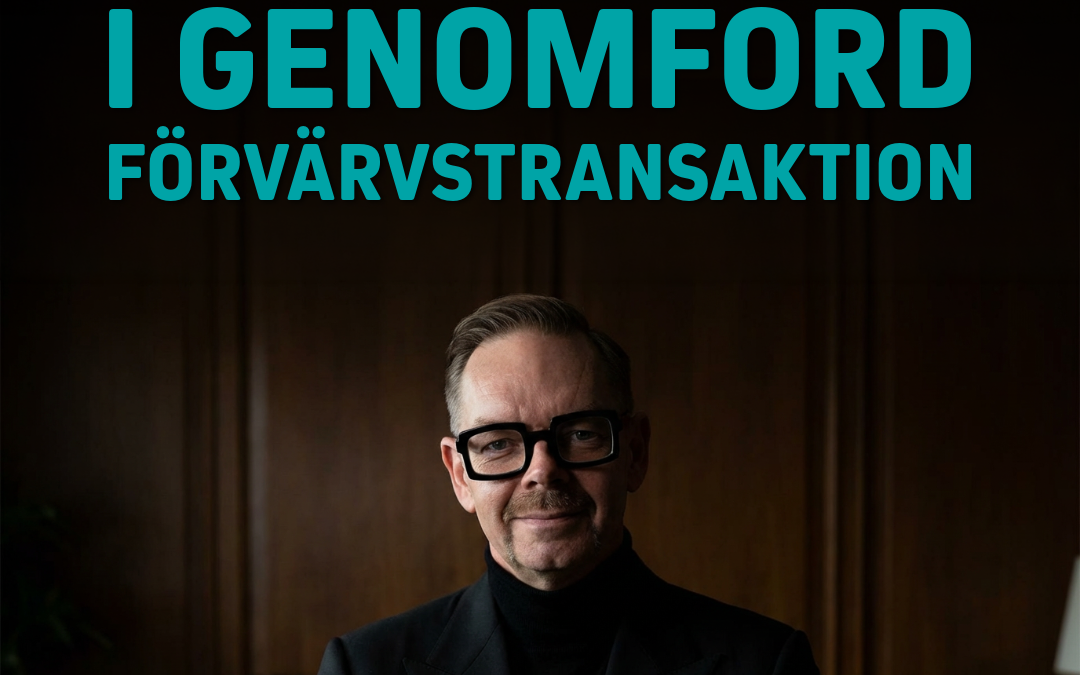 Joakim Dahl poserar med armarna i kors, klädd i svart kostym och glasögon, framför en mörk bakgrund med text om styrelsedeltagande.