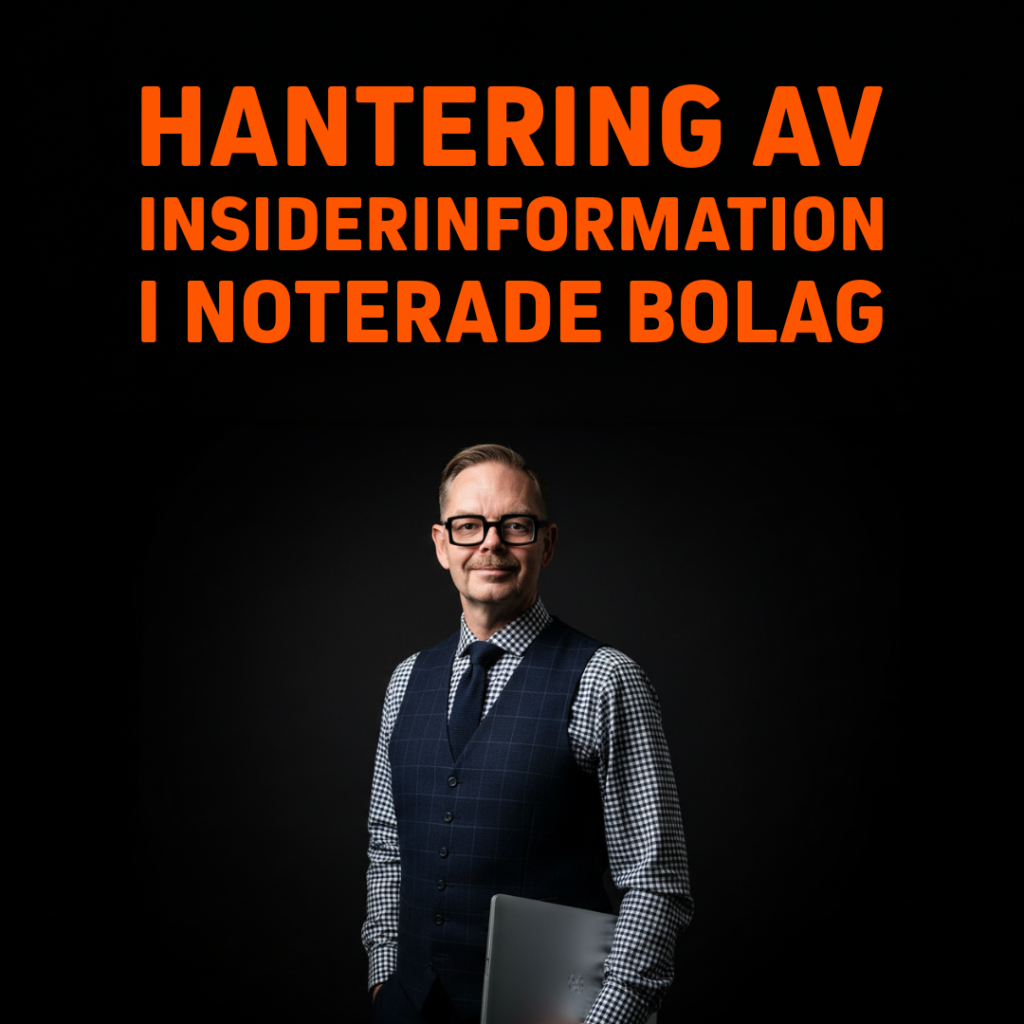 Man i kostym med laptop som står framför en svart bakgrund, texten 'Hantering av insiderinformation i noterade bolag' i orange.