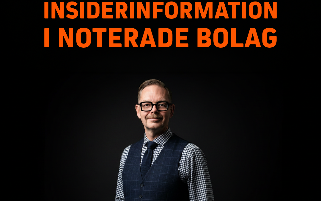 Man i kostym med laptop som står framför en svart bakgrund, texten 'Hantering av insiderinformation i noterade bolag' i orange.