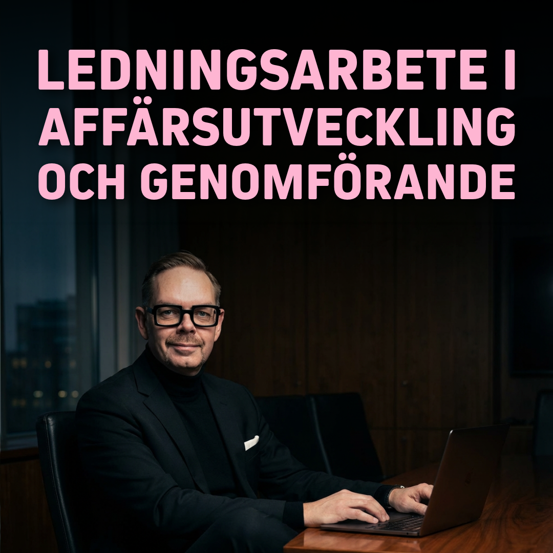 Man i kostym sitter vid ett bord med en dator, texten 'LEDNINGSARBETE I AFFÄRSUTVECKLING OCH GENOMFÖRANDE' i rosa.