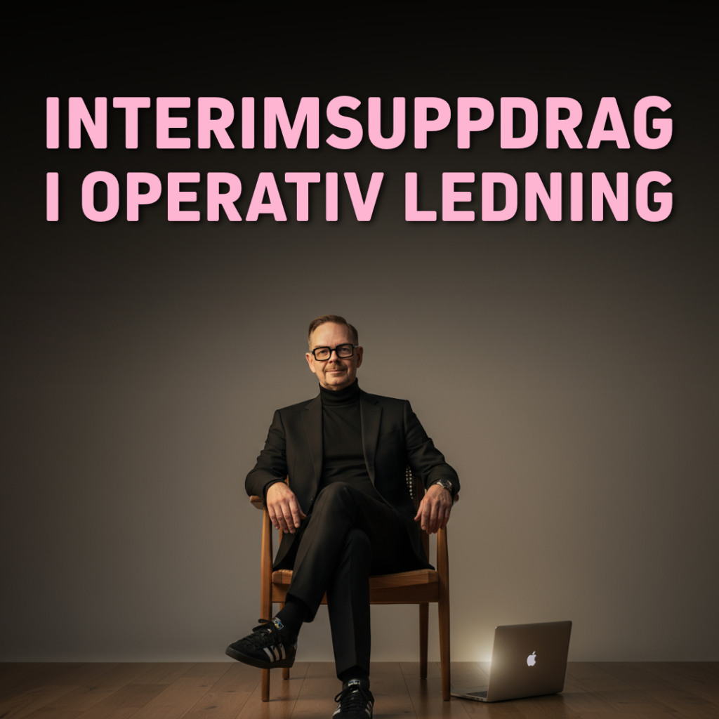 Man i kostym sitter på en stol med en laptop bredvid sig, med texten 'INTERIMSUPPDRAG I OPERATIV LEDNING' i rosa.