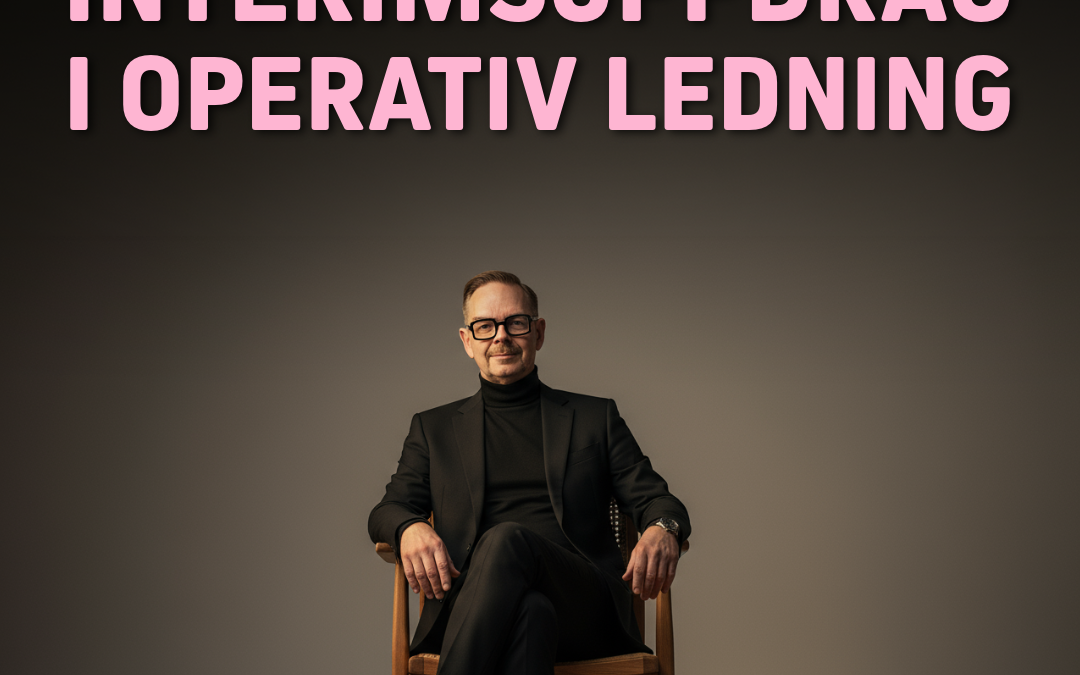 Man i kostym sitter på en stol med en laptop bredvid sig, med texten 'INTERIMSUPPDRAG I OPERATIV LEDNING' i rosa.