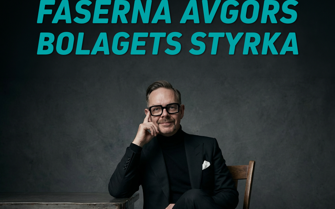 Man i svart kostym och glasögon sitter vid ett bord med en hand på hakan, med texten 'Mellan finansieringsfaserna avgörs bolagets styrka' i bakgrunden.