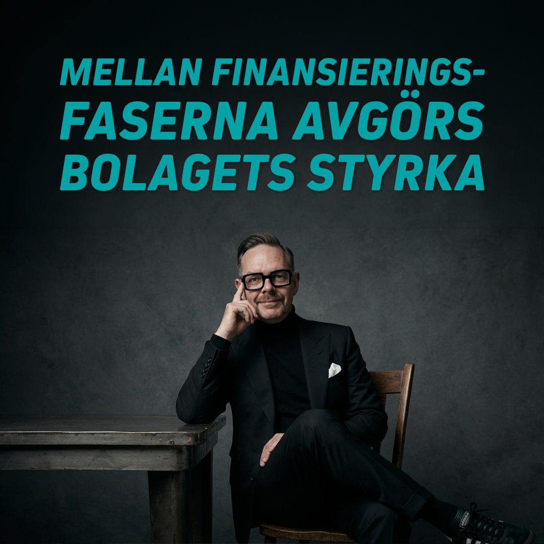 Man i svart kostym och glasögon sitter vid ett bord med en hand på hakan, med texten 'Mellan finansieringsfaserna avgörs bolagets styrka' i bakgrunden.
