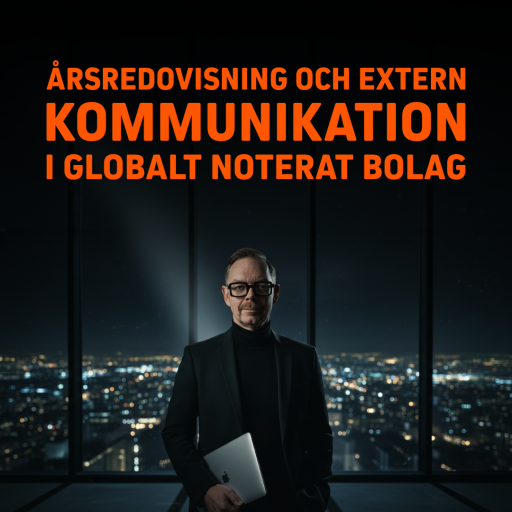 Man i kostym står med en laptop i handen framför stora fönster med stadsvy, text om kommunikation i noterade bolag.