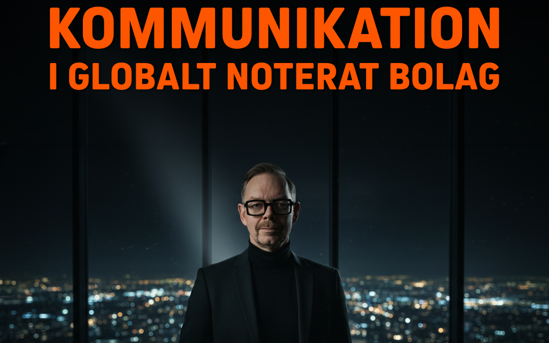 Man i kostym står med en laptop i handen framför stora fönster med stadsvy, text om kommunikation i noterade bolag.