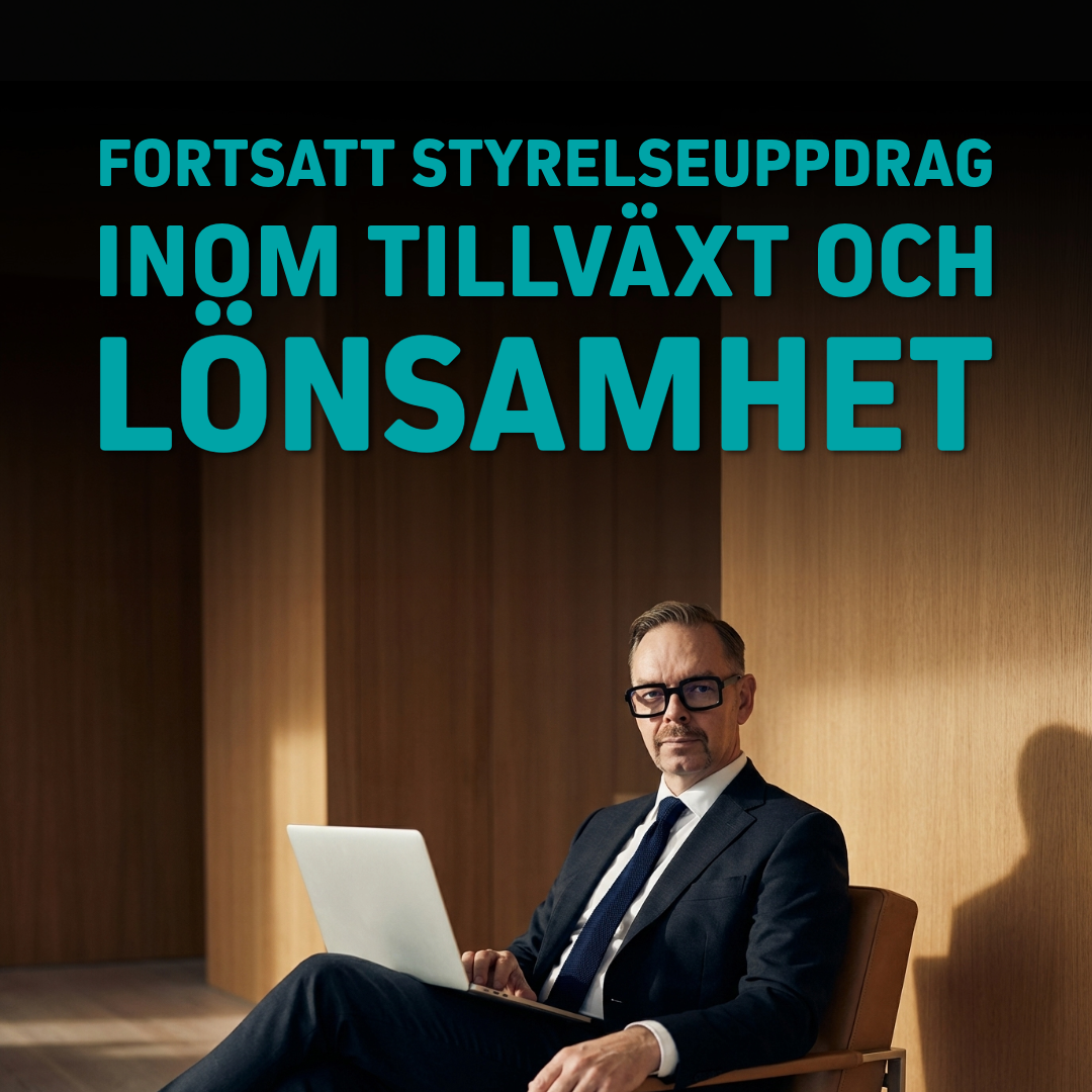 Joakim Dahl i svart kostym och blå slips vid laptop i en professionell inomhusmiljö med cyan text ‘FORTSATT STYRELSEUPPDRAG’ över bilden