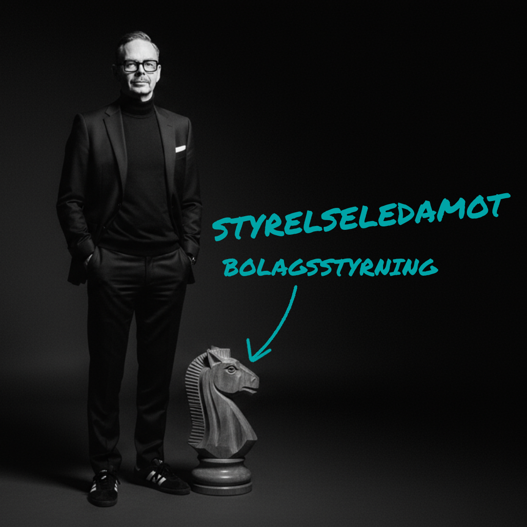 Joakim Dahl i svart kostym står bredvid en schackhäst i svartvitt, med turkos handskriven text Styrelseledamot Bolagsstyrning över höger sida.