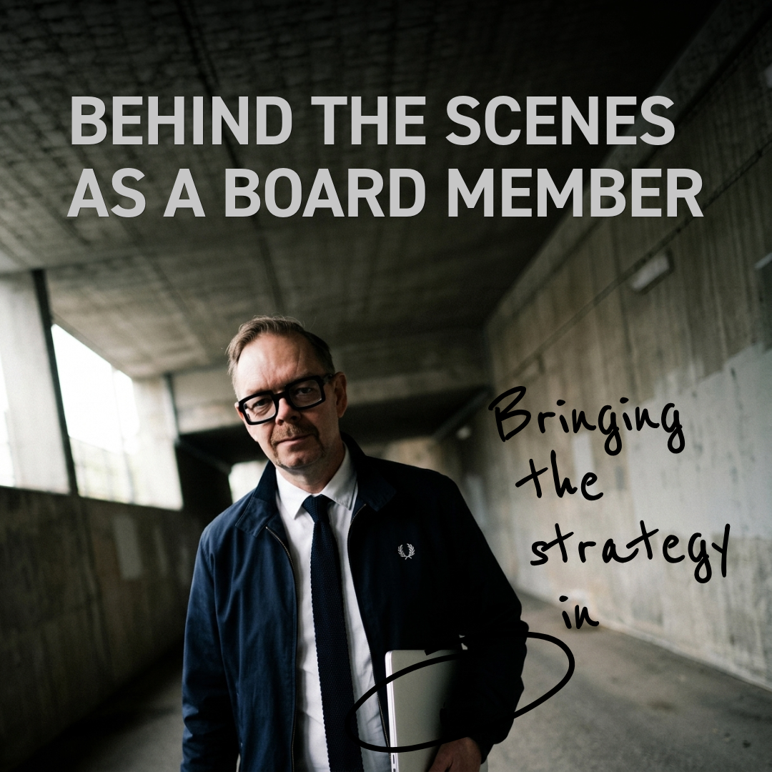 Bakom kulisserna som styrelseledamot – Joakim Dahl i mörk kostym och glasögon i en betongkorridor, med fokus på strategiarbete.
