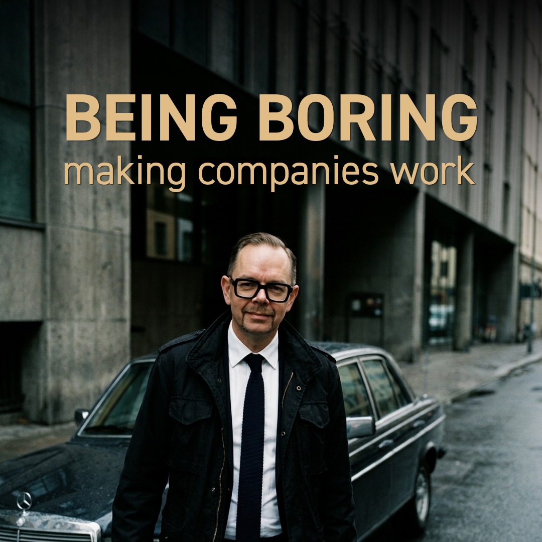 Man i mörk jacka och slips med glasögon framför bil i stadsmiljö, med gul texten “BEING BORING making companies work”.