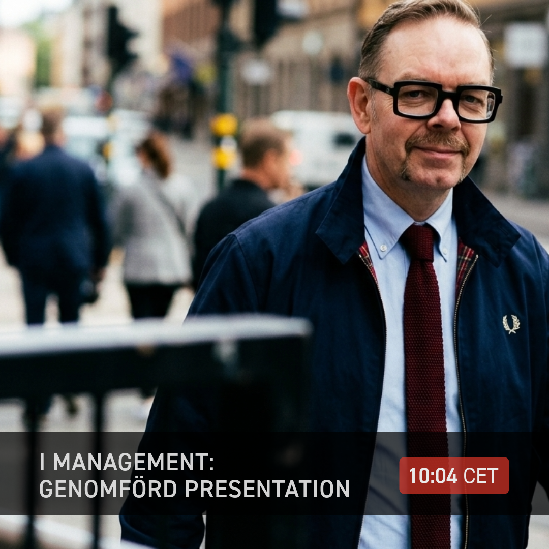 En man med svarta glasögon, blå kavaj och röd slips framför en stadsmiljö. Texten säger I MANAGEMENT: GENOMFÖRD PRESENTATION och tiden 10:04 CET.