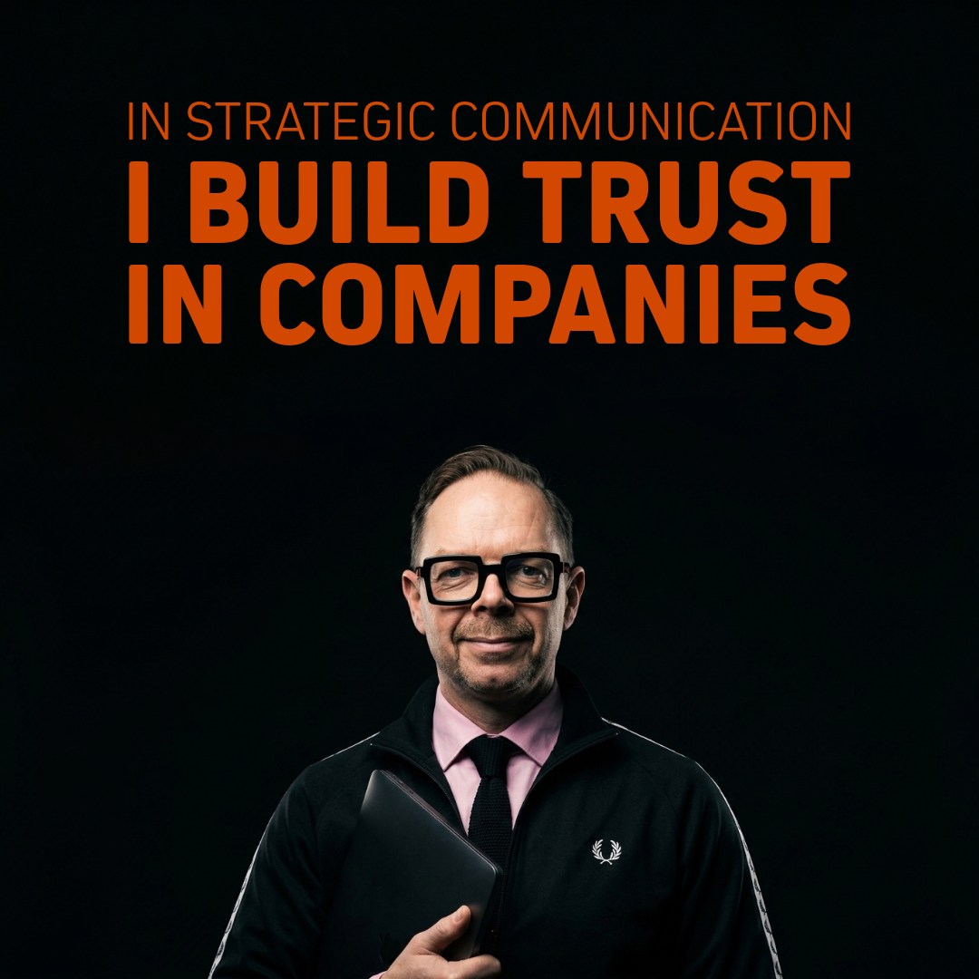 Strategisk kommunikation med budskapet “I BUILD TRUST IN COMPANIES”, orange text mot mörk bakgrund och en person i glasögon.