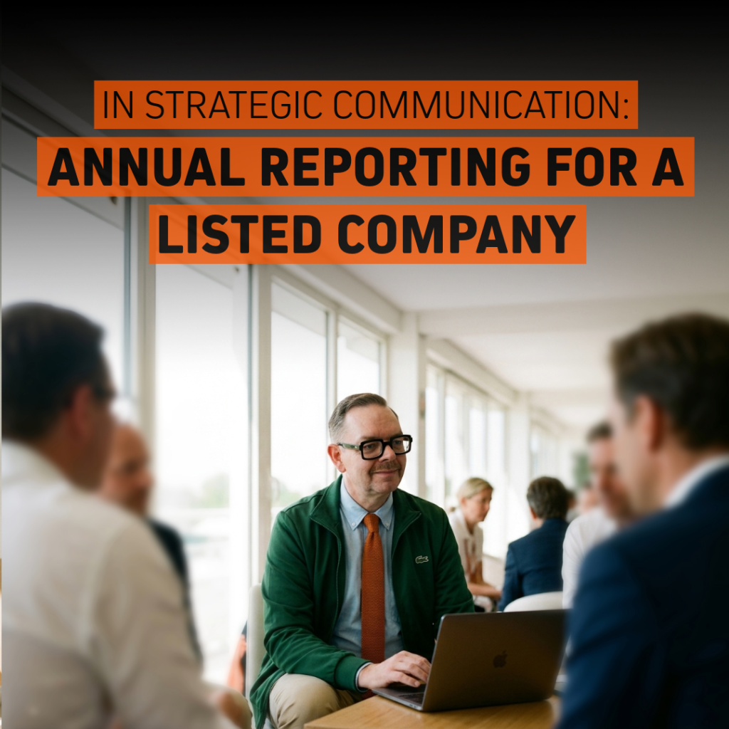 En diskussion om årsredovisning för ett noterat bolag tar form i ett ljust kontor. En man i glasögon sitter med laptop i ett ljust kontor medan texten "ANNUAL REPORTING FOR A LISTED COMPANY" syns ovanför.