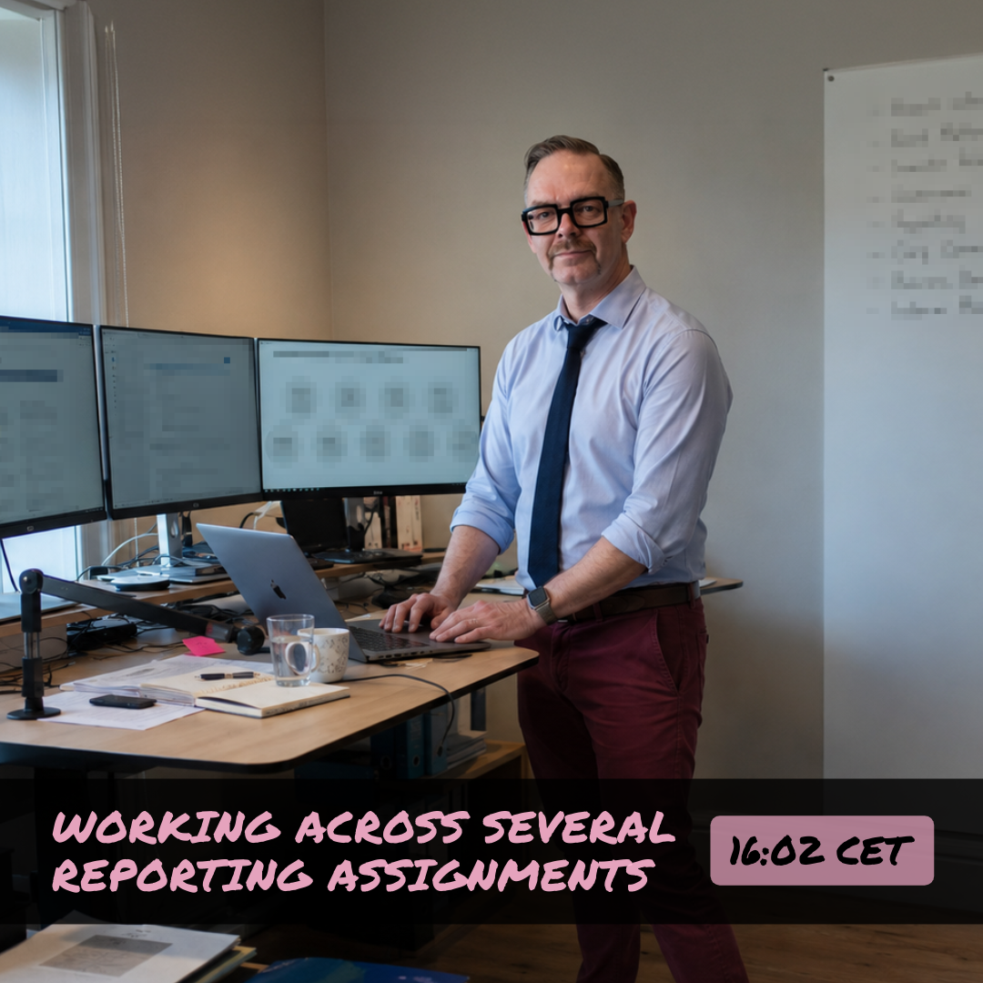 Joakim Dahl arbetar vid flera skärmar med rapportuppdrag och finansiell kommunikation i ett kontor.