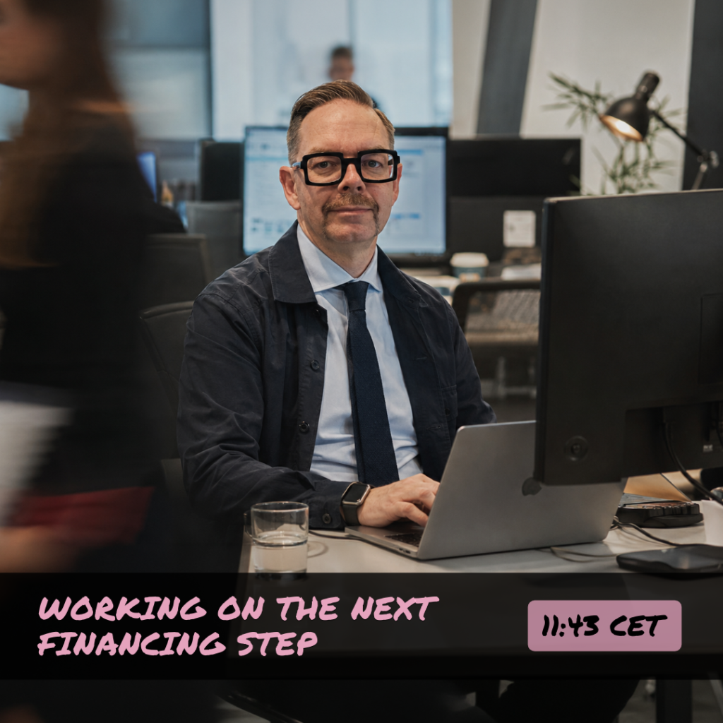 En affärsrådgivare arbetar med nästa finansieringssteg vid sin laptop. Bildtexten anger ”Working on the next financing step” och 11:45 CET. Affärsrådgivare arbetar vid laptop på kontor med texten ”Working on the next financing step” och klockslaget 11:45 CET.