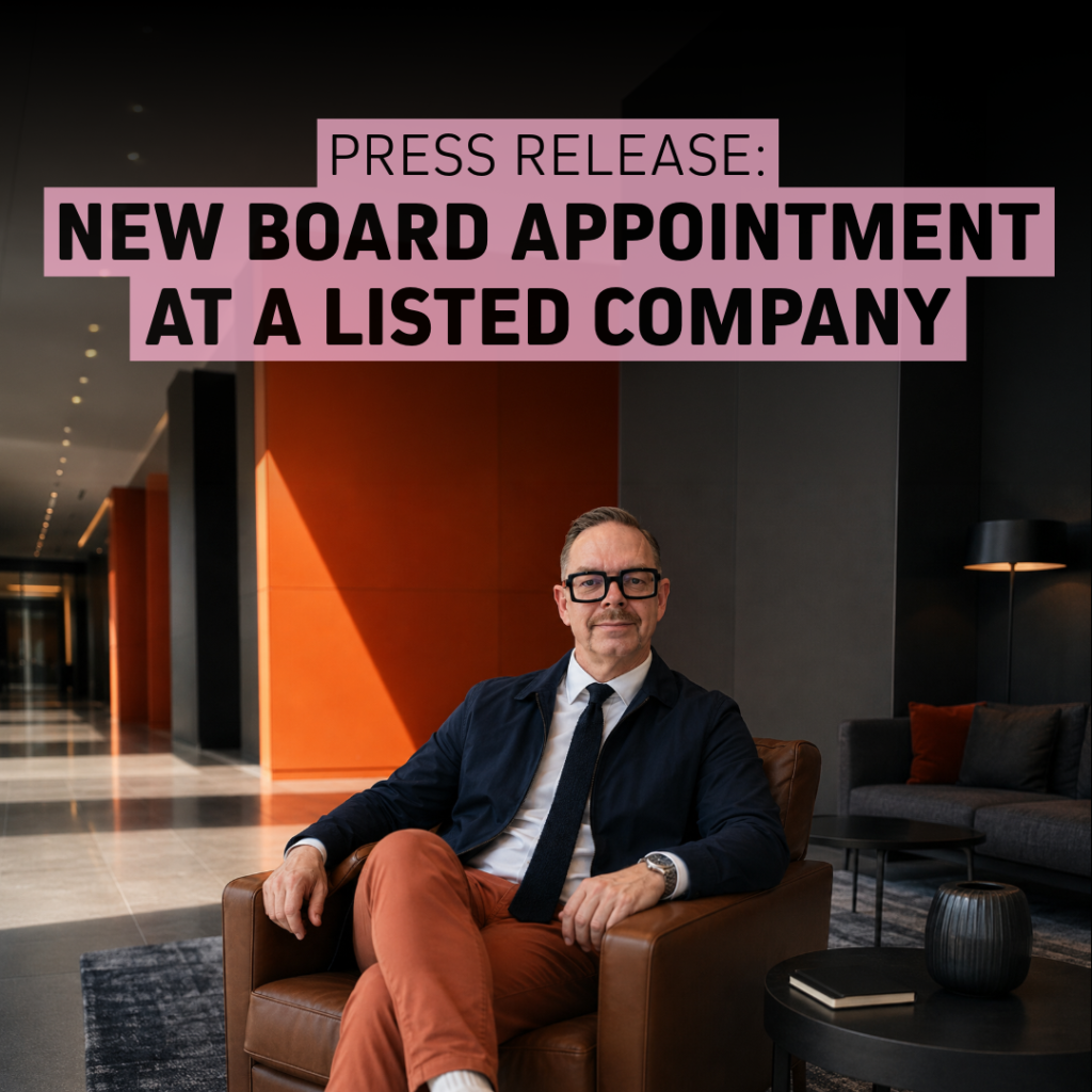 Joakim Dahl presenteras som ny styrelseledamot i ett svenskt listat bolag. Uppdraget markerar ett fortsatt engagemang i bolagets utveckling och styrelsearbete. Joakim Dahl sitter i fåtölj med texten ”NEW BOARD APPOINTMENT AT A LISTED COMPANY” över bilden.